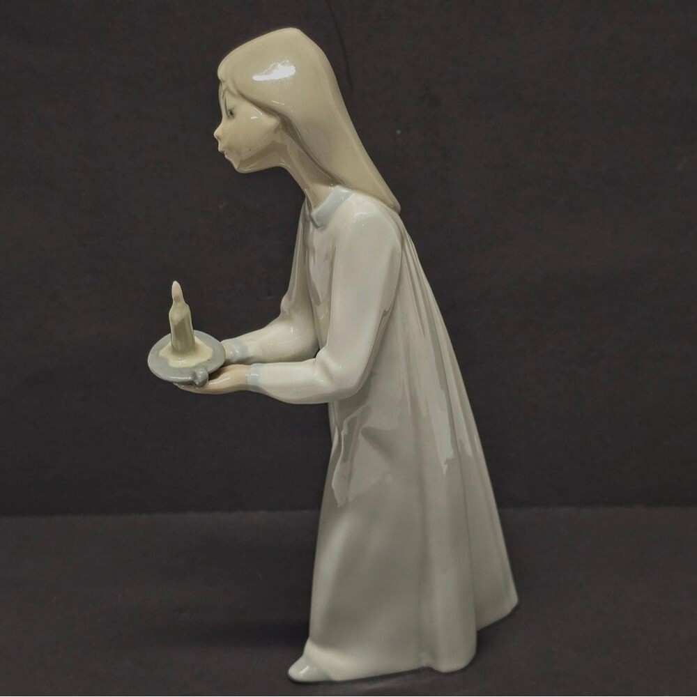 LLADRO GIRL WITH CANDLE VINTAGE PORCELAIN FIGURINE COLLECTIBLE "BRING THE LIGHT"